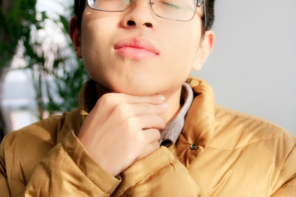 咽一般是指口腔、鼻腔以下，食管以上的一段空腔部位，主要是由肌肉及黏膜组成，是吞咽食物与呼吸共用的一个通道