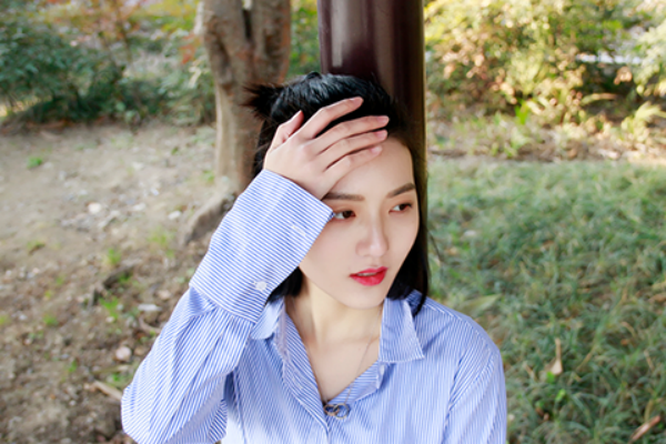 如果孕妇出现了感冒症状，首先需要去医院做血常规检查，明确是细菌还是病毒引起的感冒