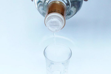 酒里含有的酒精成分对于胎儿的脑部神经发育会有影响