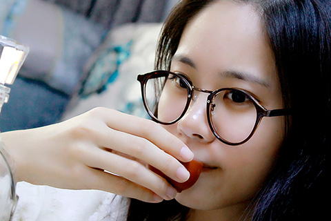 很多年轻的女性朋友比较喜欢喝酒