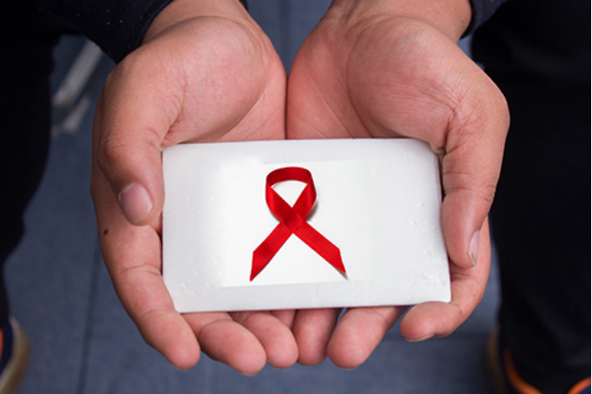 艾滋病现在在我国非常的高发，有的人是通过性接触患上此病，有的人则是因为体液的接触，患上该类疾病