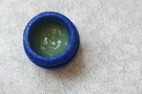 患者可以使用氢醌霜或者维A酸软膏、曲酸霜等药物进行脱色治疗
