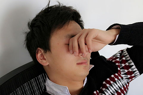 睁着眼睛睡觉怎么回事