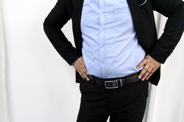 首先对于男性来说，如果支原体经尿道感染之后，很容易出现尿道方面的感染症状