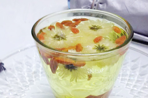 平时可以用菊花、玫瑰花、金银花等泡茶饮用