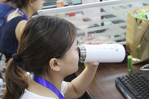 当出现肾功能尿酸高的现象时，我们首先应该多饮水