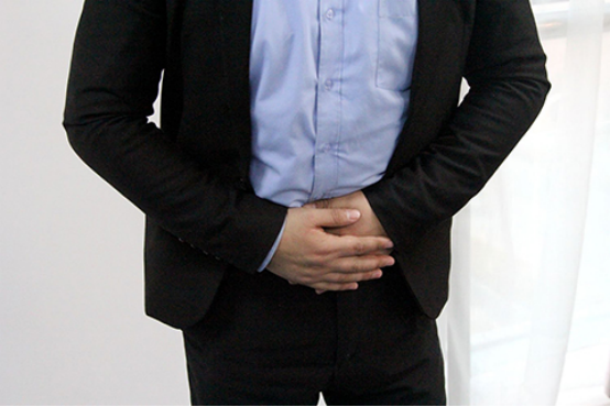 患有肾结石的患者会出现腰腹部绞痛、恶心、呕吐、烦躁不安等异常症状