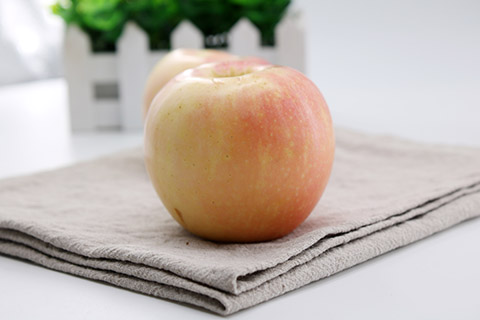 有了脑溢血后要注意生活中的调养，可以多吃一些水果