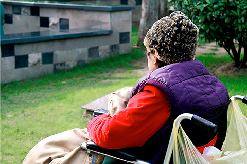 患上老年痴呆的人，最常见的现象就是记忆力出现障碍