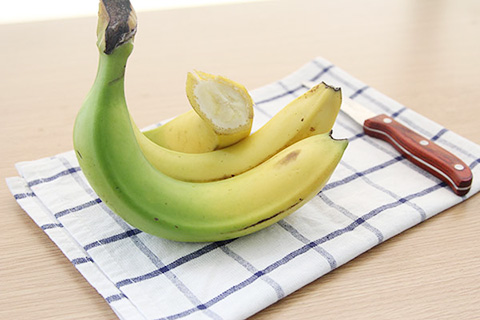 吃未熟透的香蕉