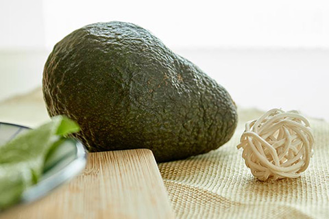 牛油果的能量较高，适合作为加餐水果或加在代餐饮品，且注意控制摄入量，一般每天1只即可