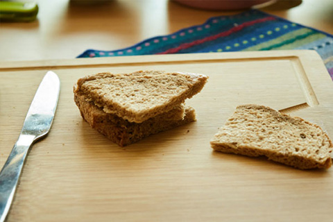 和人们常吃的橄榄油是比较相似的，可以用牛油果来涂面包