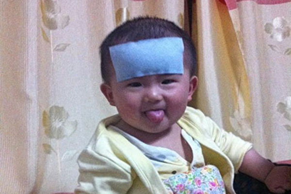 婴儿发烧如果不能够及时退烧降温，可能会给婴儿的身体带来一些伤害