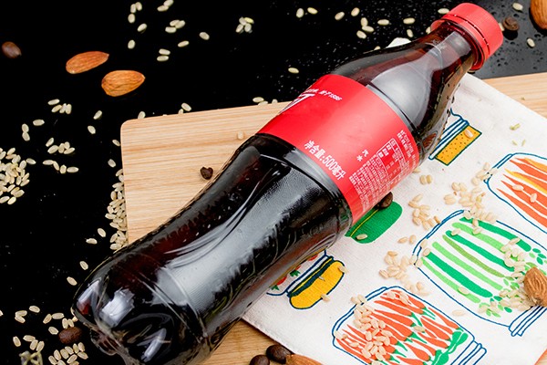 可乐是常见的一种碳酸饮料，不少人对其爱不释手