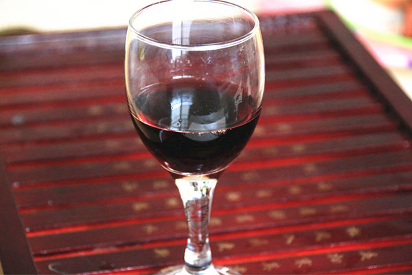 喝红酒对身体有一定的好处，能够改善体质，促进糖尿病患者的新陈代谢