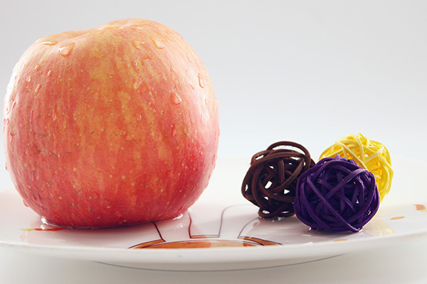 苹果属于高糖食物，苹果很有的果糖是人体方便吸收的物质