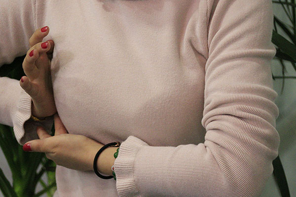 积奶是指乳汁没有被宝宝吮吸干净，在乳房内堆积引起胸部不适