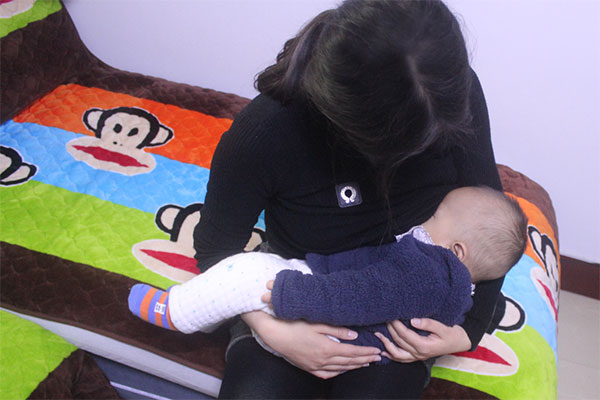 新生儿其实就是刚出生不久的孩子，新生儿在出生之后一般都是要吃奶的