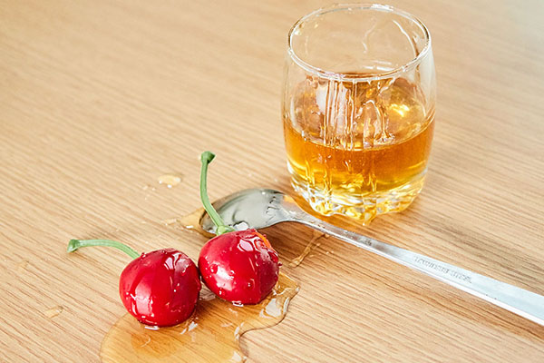 蜂蜜水虽然营养价值高，含有人体维持生理活动必需营养物质，但不适合新生儿喝