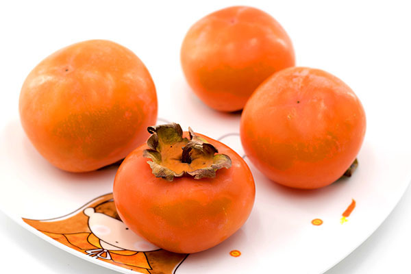 柿子里面含有丰富的胡萝卜素，无机盐，果胶和蛋白质