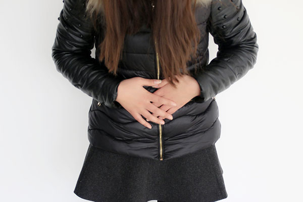 女性经期出血，是子宫内膜脱落，血液检查结果会有偏差，却不影响肝功能检查