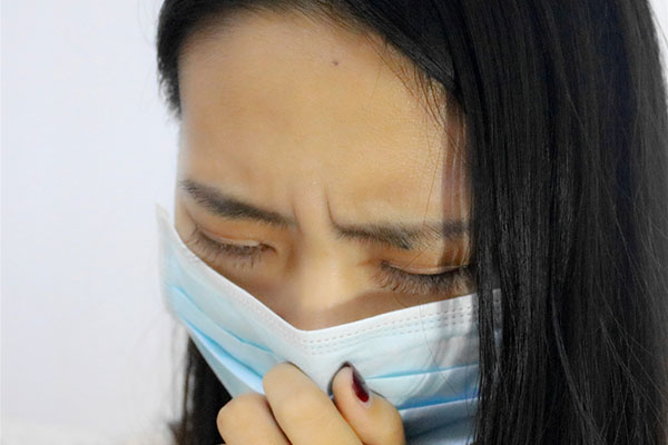 秋季天气转凉，空气干燥缺少水分，身体也容易缺水，免疫力低下