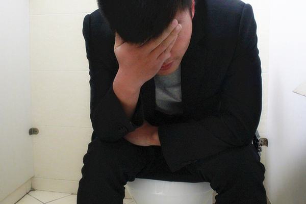 上火一般情况下，会导致内分泌失调，口臭，口腔黏膜，牙龈发炎等