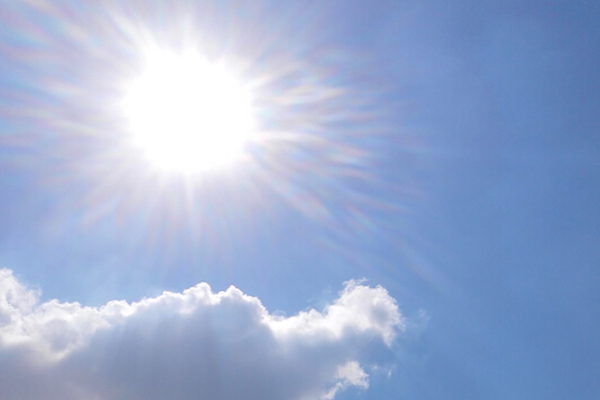 每每到了夏天，炎热的天气总是令人烦闷，多数人会选择呆在房间里吹空调