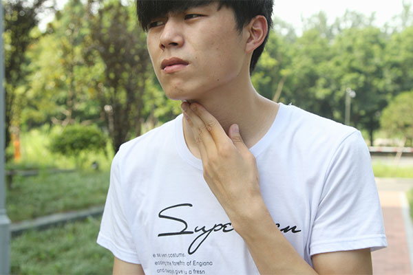 咽喉是人体很重要的一个部位，人体有许多的功能都需要通过咽喉来进行