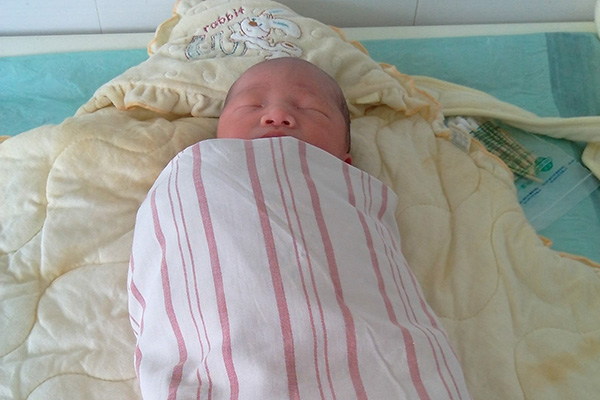 新生儿出现呛奶的情况很常见，不一定是肺炎引起的