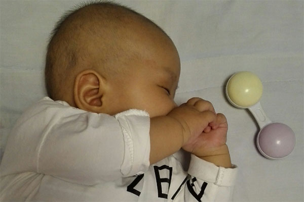 只有充足的睡眠，宝宝身体才能够正常的生长发育