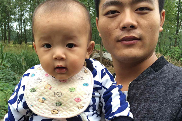 小孩子体温在37.8度的时候算发低烧，但症状不是很严重，可以不吃药治疗