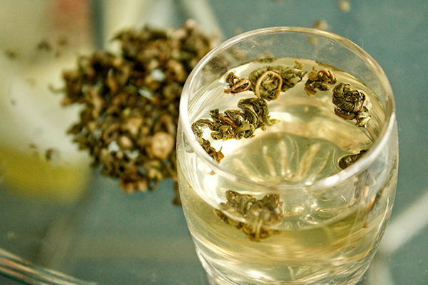 茶水还有解腻的作用，吃完饭后喝茶，也能促进脂肪分解，帮助肠胃消化食物