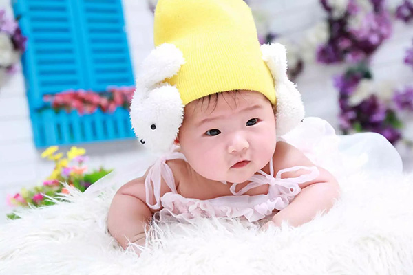 对于家长来说，宝宝吐奶问题可大可小，家长不应该疏忽轻视，这样才是对宝宝成长的负责