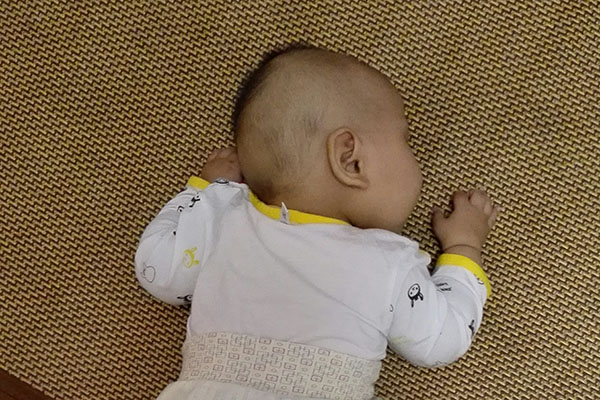 宝宝在出生不满一个月的时候，身上会出现黄疸，部分黄疸在出生后2个星期就会消失