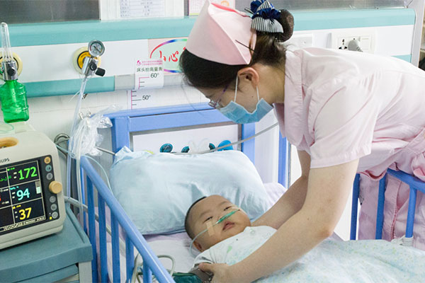 新生儿在出生之后，身体比较的脆弱，很容易出现问题