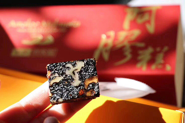 阿胶作为一种益气补血的食品，可以促进血红蛋白的生成，尤其适合贫血者或者气虚体弱的女性