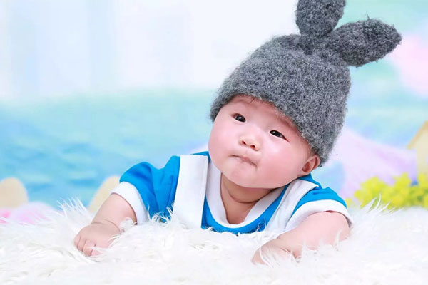 宝宝在出生之后，因为大脑发育没有完全，所以无法很好的控制自己的行为