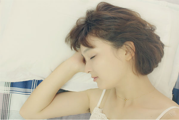 剖腹产会给女性的身体带来很大的创伤，所以女性生产完之后一定要注意多休息