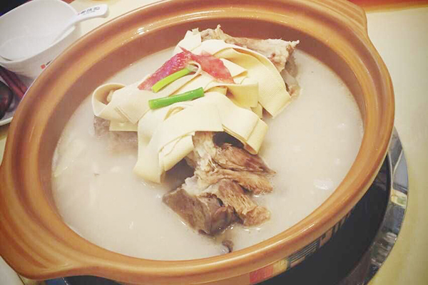 剖腹产后的饮食要以清淡为主，不要吃油腻的食物