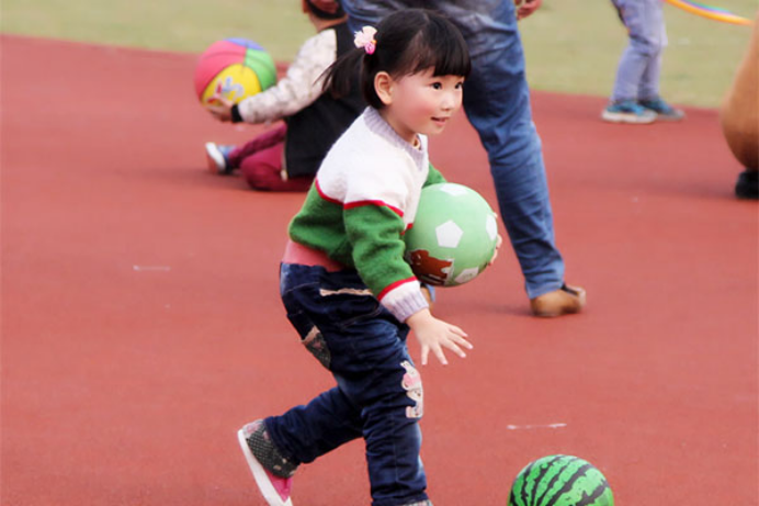 小女孩出现白带其实是比较正常的，有许多的小女孩生活中都会出现少量的白带