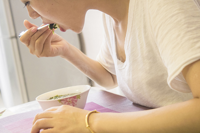 孕妇没胃口的话，可以通过改变饮食的节奏和口味来帮孕妇吃饭