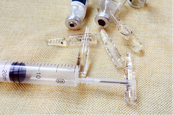 新生儿打疫苗需要根据接种的疫苗种类进行，不同的疫苗其接种的时间是不同的
