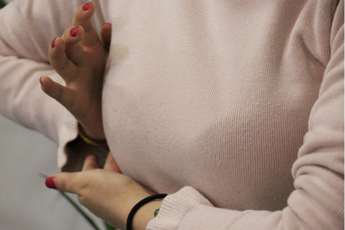 孕妇感到胸部下面疼,一般是由于怀孕期间雌、孕激素升高引起的 孕妇感到胸部下面疼,一般是由于怀孕期间雌、孕激素升高引起的