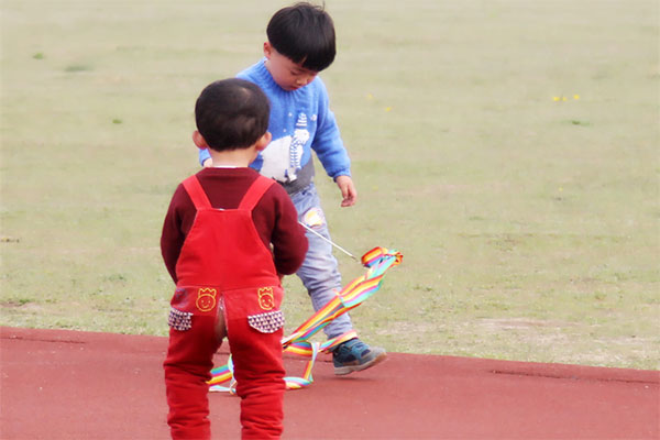 小孩如果想要补钙的话，首先在生活中可以多喝牛奶。