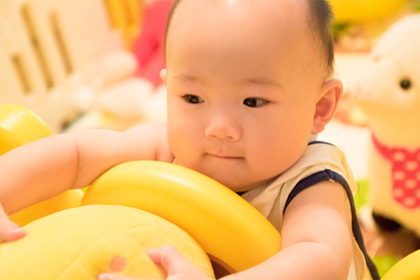 如果宝宝发烧比较轻的话,一般就不会对身体造成太大的伤害。 如果宝宝发烧比较轻的话,一般就不会对身体造成太大的伤害。