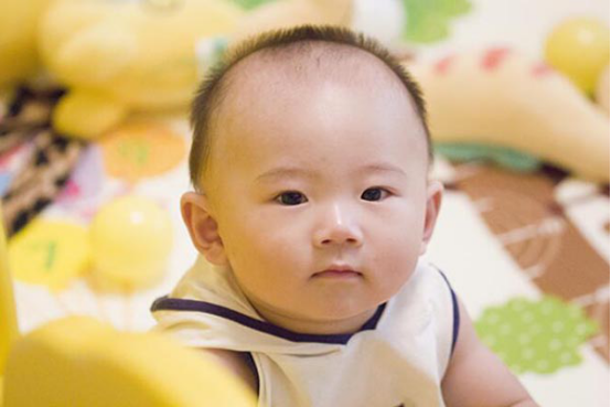 宝宝上眼皮肿是怎么回事