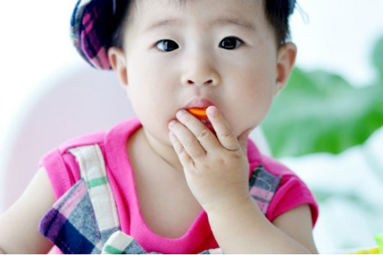 宝宝第一次出牙一般会发生在6、7个月