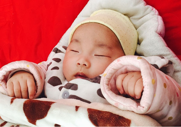 新生儿肚子胀不停吃奶可能是肠胀气引起的 新生儿肚子胀不停吃奶可能是肠胀气引起的