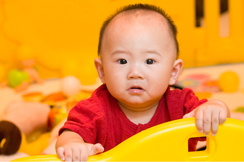 孩子有咳嗽呕吐的问题，其实是因为孩子的呼吸系统发育不成熟，这样会导致孩子在咳嗽的时候身体反射功能比较差。